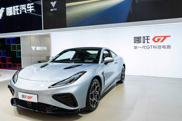 佛山57哪吒汽车在智能汽车领域的表现，领途汽车在新能源汽车市场中的影响力